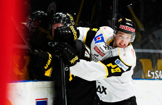 Västerås  Rasmus Bengtsson  trycker till Victor Ahlström