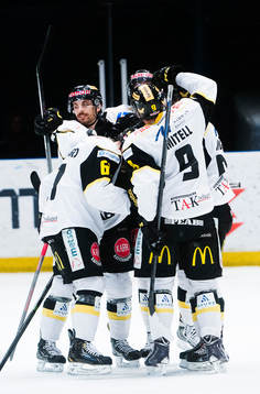 Västerås spelare jublar