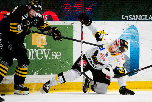 Västerås  Per Helmersson  skriker när han får en klubba