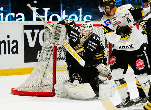 s målvakt Daniel Larsson gör en räddning