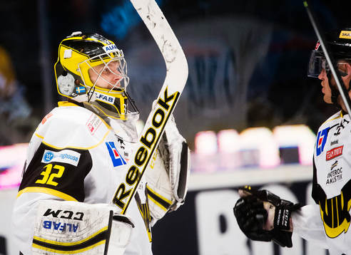 Västerås målvakt Jonas Fransson jublar