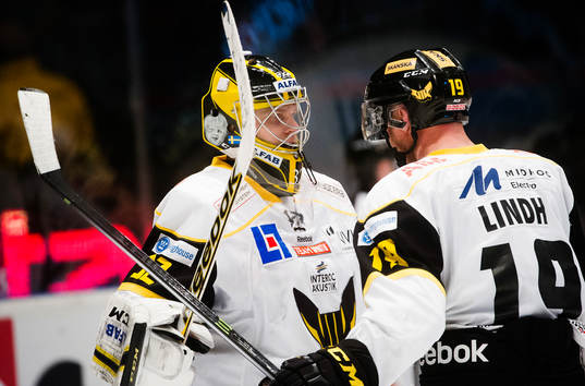 Västerås målvakt Jonas Fransson och Andreas Lindh jublar