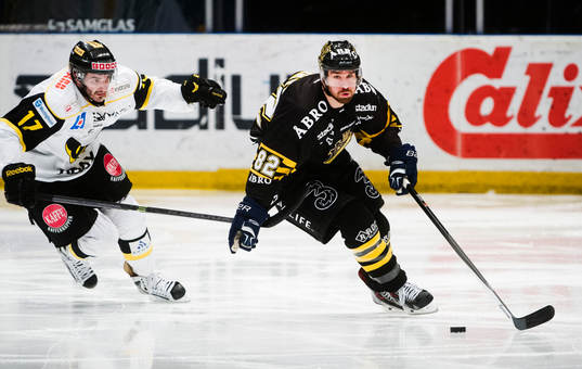 s Carsen Germyn jagas av Västerås Luca Caputi