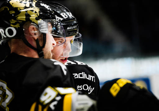 s Björn Melin och Michael Nylander diskuterar med varandra