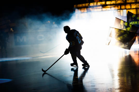 s Jonas Liwing på isen innan ishockeymatchen i kvalserien