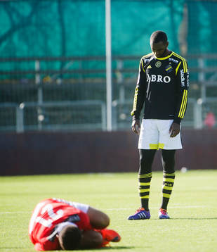 AIKs Henok Goitom tittar på Kalmars Ismael Silva Lima