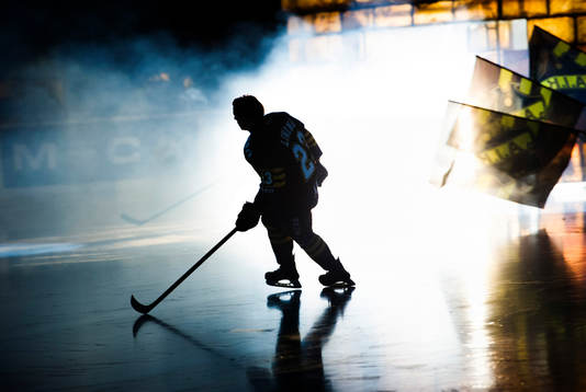 s Jonas Liwing på isen innan ishockeymatchen i kvalserien