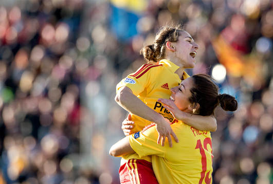 Tyresös Veronica Boquete gratulerar Christen Press