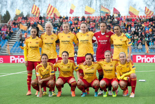 Tyresös lagbild innan kvartsfinalen av damernas champions