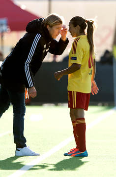 Tyresös tränare Tony Gustavsson instruerar Marta Viera Da