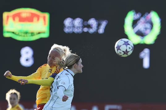 Tyresös Caroline Seger  och Neulengbachs Lucie Harsanyova