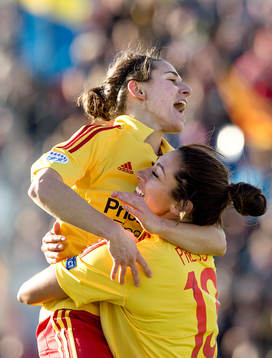 Tyresös Veronica Boquete gratulerar Christen Press