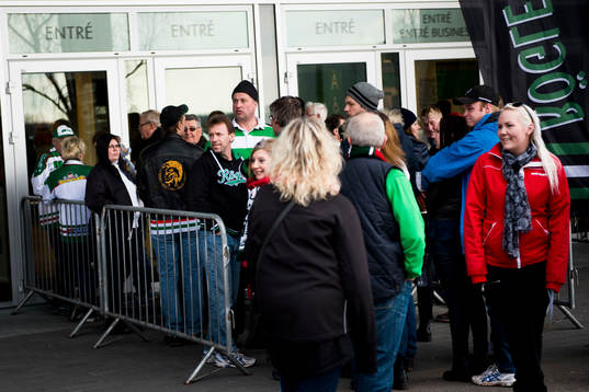 Det är kö för att komma in till ishockeymatchen i