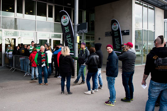 Det är kö för att komma in till ishockeymatchen i