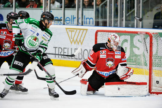 Rögles Emil Molin styr in 2-0 bakom Malmös målvakt