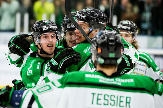 Rögles Erik Thorell (kollar mot kameran) jublar med sina