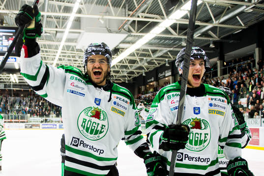 Rögles Eric Martinsson och Almen Bibic jublar