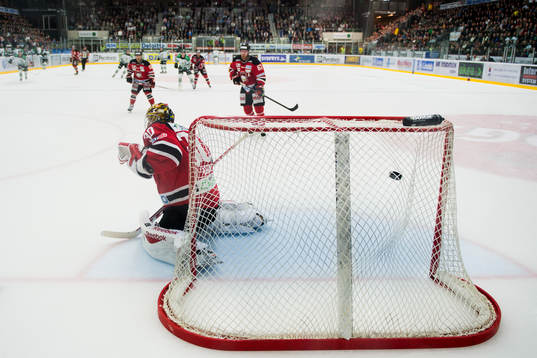 Rögles Kelsey Tessier (ej i bild) gör 5-2 bakom Malmös