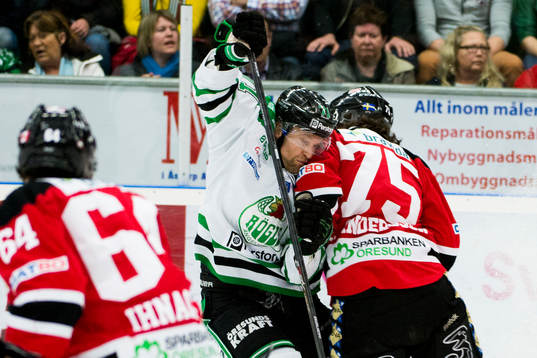 Rögles Mathias Tjärnqvist åker på en tackling mot