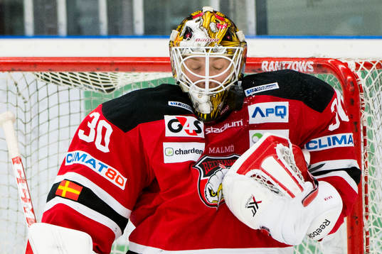 Malmös målvakt Robin Rahm gör en räddning med masken