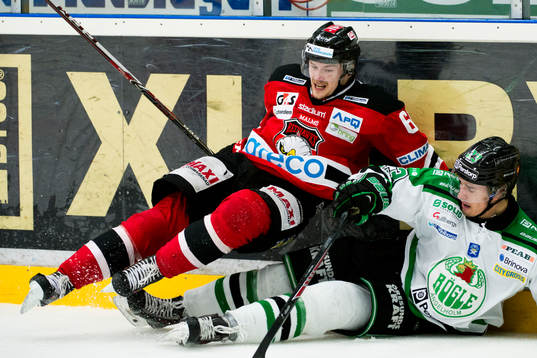 Malmös David Liffiton sitter i knäet på Rögles Daniel