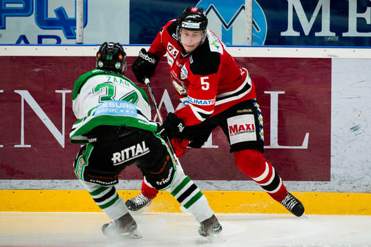 Malmös Johan Björk vänder bort Rögles Daniel Zaar