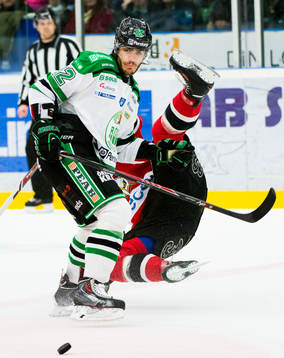Rögles Almen Bibic tacklar Malmös Magnus Häggström