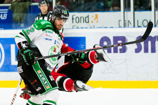 Rögles Almen Bibic tacklar Malmös Magnus Häggström