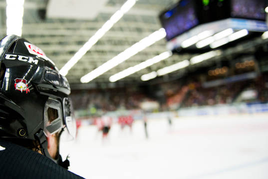 Ett Malmö Redhawks klistermärke på en hjälm