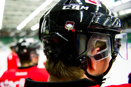 Ett Malmö Redhawks klistermärke på en hjälm
