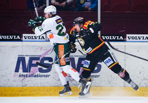 Färjestads Per Åslund blir tacklad av Brynäs Robin