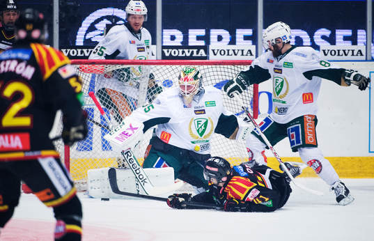 Brynäs Greg Scott oroar framför Färjestads målvakt