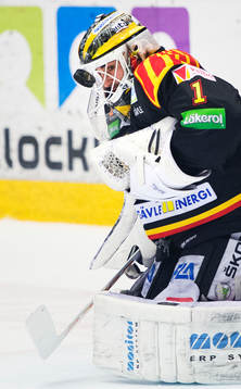 Brynäs målvakt Bernhard Starkbaum räddar ett skott