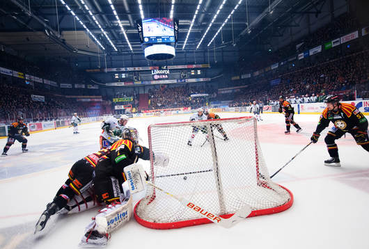 Färjestads Joakim Hillding skjuter in 1-1