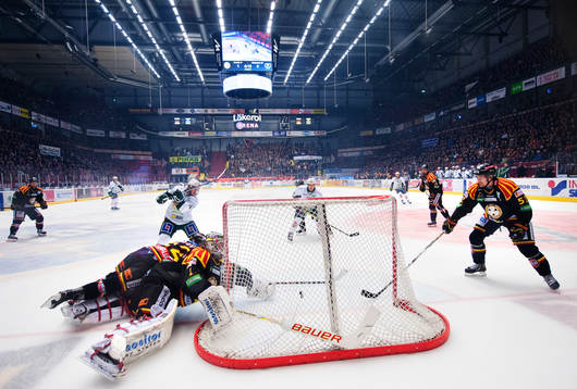Färjestads Joakim Hillding skjuter in 1-1