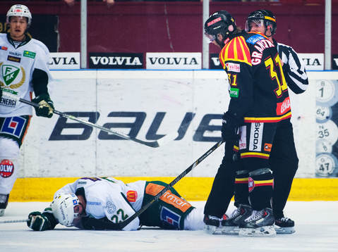 Brynäs Jonathan Granström skäller på Färjestads Per