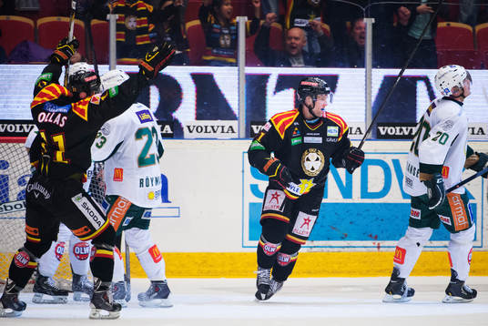 Brynäs Jesper Ollas och Greg Scott jublar