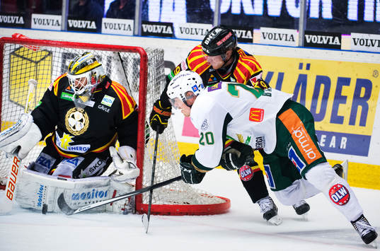 Färjestads Anders Bastiansen oroar framför Brynäs