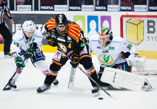 Brynäs Anton Rödin oroar framför Färjestads Anton