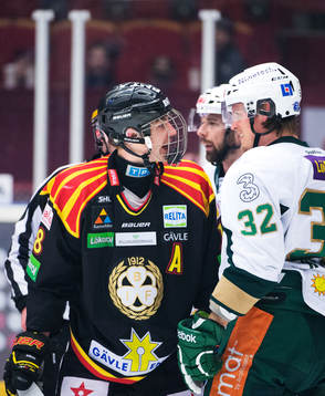 Brynäs Anton Rödin i bråk med Färjestads Magnus Nygren