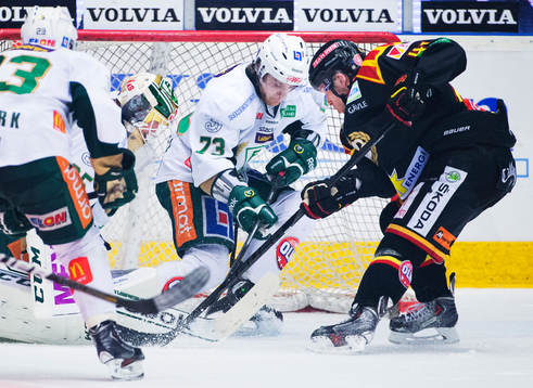 Brynäs Greg Scott trycker in 3-3-pucken bakom Färjestads