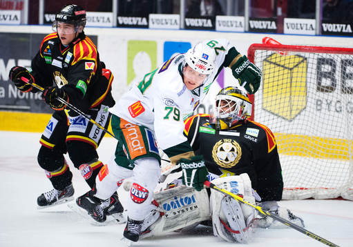 Färjestads Patrik Lundh tacklar Brynäs målvakt Bernhard