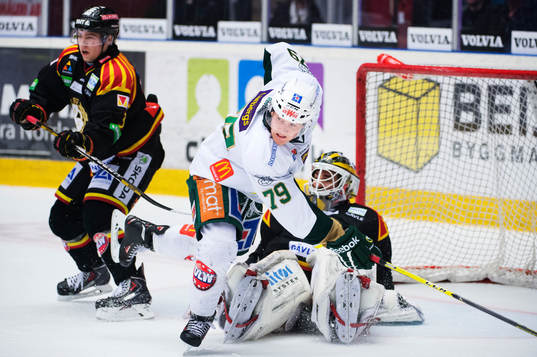 Färjestads Patrik Lundh tacklar Brynäs målvakt Bernhard