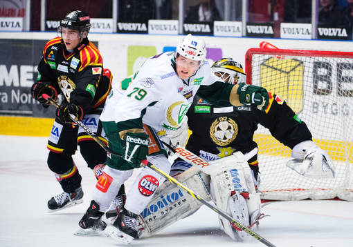Färjestads Patrik Lundh tacklar Brynäs målvakt Bernhard