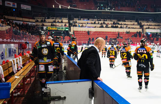 Brynäs spelare med tränare Tommy Jonsson lämnar planen
