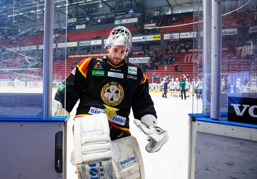 Brynäs målvakt Bernhard Starkbaum lämnar isen deppandes