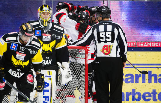 Västerås Kenndal McArdle  och målvakt Jonas Fransson