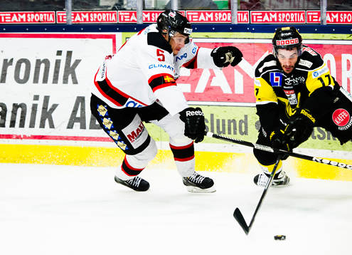 Malmö Redhawks Johan Björk  och Västerås Luca Caputi  i