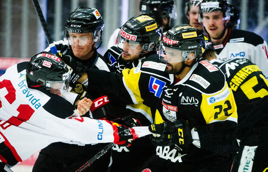 Malmö Redhawks Nicklas Jadeland  och Västerås Kenndal