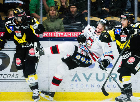 Malmö Redhawks Johan Björk  ramlar emellan Västerås